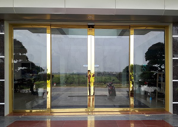 Mẫu cửa chính inox dạng trơn 