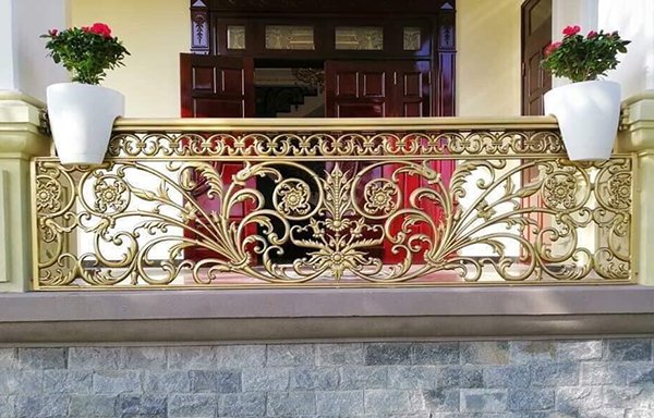Lan can Inox mạ vàng nâng tầm ngôi nhà Việt
